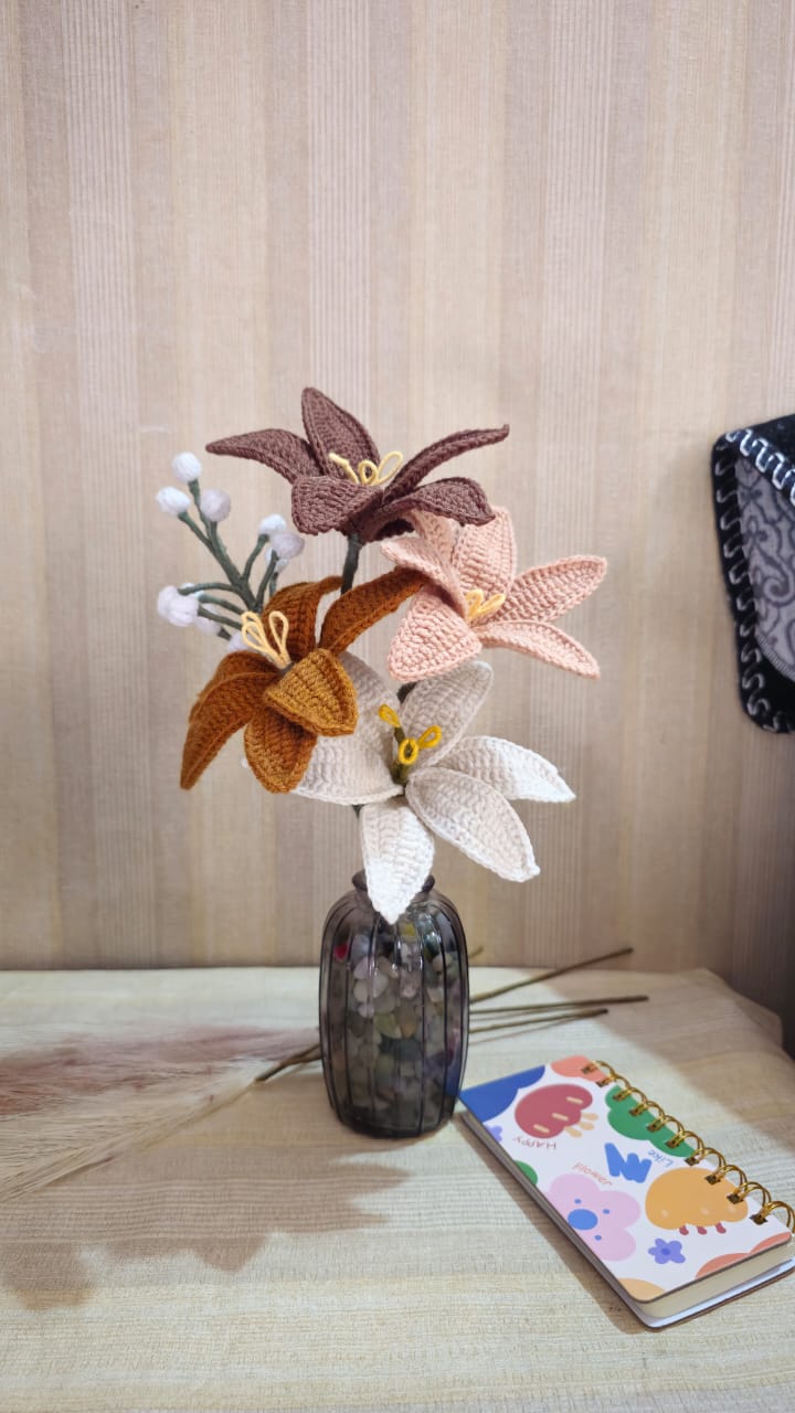 Without Vase Lily Flowers with one stick (pack of 4) .